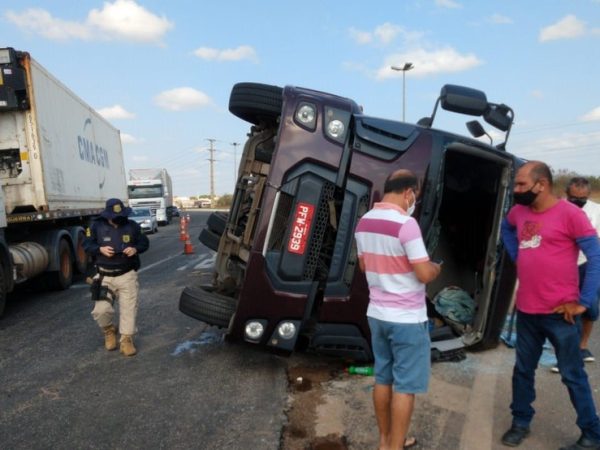 Caminhão tombou na manhã desde sábado, 3, na BR-304 em Mossoró — Foto: Iara Nóbrega / Intertv Costa Branca