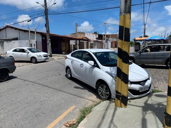 Criminosos bateram carro roubado em poste na Zona Norte de Natal — Foto: Anna Alyne Cunha/Inter TV Cabugi