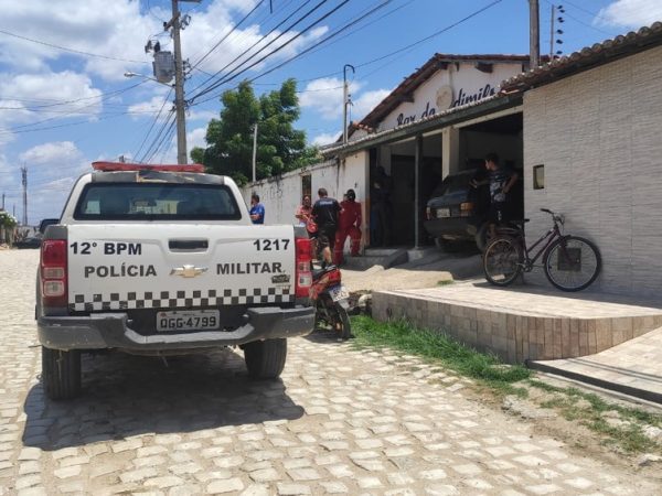 Dois homens foram assassinados no bairro Costa e Silva, em Mossoró — Foto: Isaiana Santos / Intertv Costa Branca