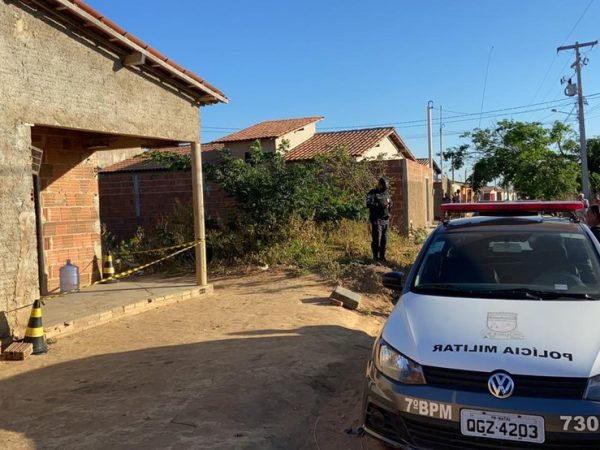 Corpo foi encontrado nessa casa, no bairro carrapicho, zona urbana de Portalegre — Foto: Cedida / PM