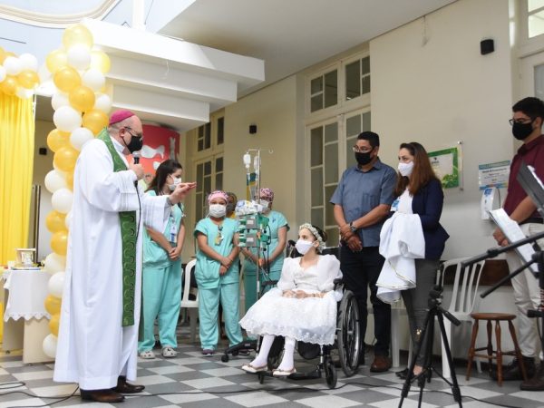 Menina realizou o sonho de receber a primeira comunhão no Hospital Pequeno Príncipe, em Curitiba — Foto: Camila Hampf Mendes