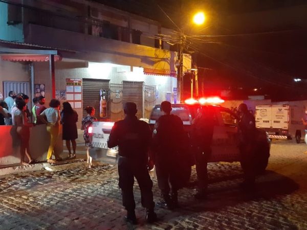 Corpo da vítima ficou em frente a mercadinho, após crime na Zona Norte de Natal — Foto: Sérgio Henrique Santos/Inter TV Cabugi