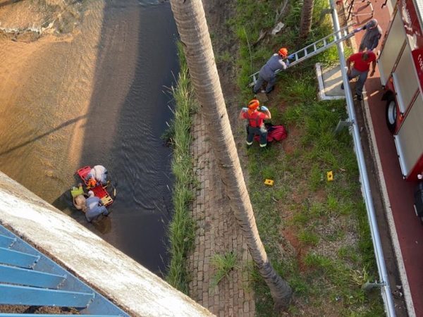 Bombeiros resgataram cadeirante ainda com vida de rio em Bauru; homem não resistiu aos ferimentos — Foto: Alisson Negrini/TV TEM