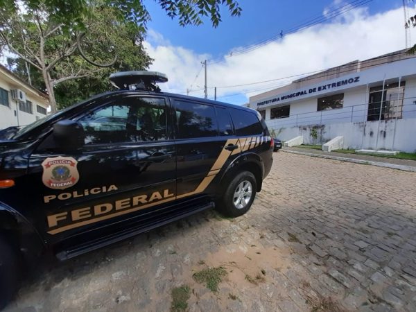 Polícia Federal cumpre mandados de busca e apreensão e afastamento de cargo público na Prefeitura de Extremoz, RN — Foto: Kleber Teixeira/Inter TV Cabugi