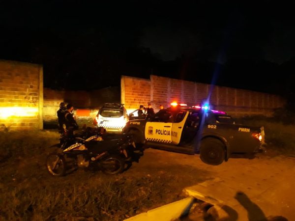 Polícia Militar achou carro roubado em terreno e prendeu suspeitos dentro de trilha em Natal — Foto: Divulgação