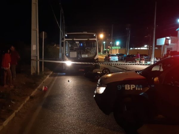 Colisão entre moto e ônibus deixou uma vítima na Zona Oeste de Natal — Foto: Sérgio Henrique Santos/Inter TV Cabugi