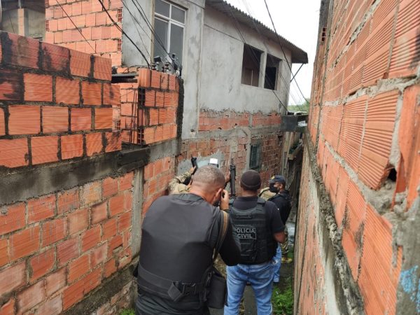 Policiais civis cumprem mandados de busca e apreensão na Bahia, durante Operação 404 do Ministério da Justiça — Foto: Arquivo pessoal