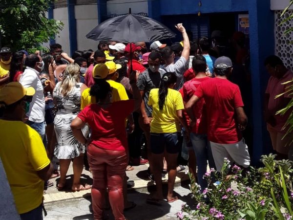 Em São Pedro, na região Agreste do RN, eleitores desrespeitaram o distanciamento social e houve aglomerações — Foto: Pedro Alexandrino/Cedida