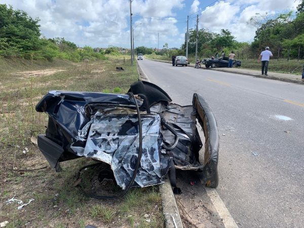 Parte traseira do veículo só parou vários metros após local da batida. Suspeitos fugiram — Foto: Anna Alyne Cunha/Inter TV Cabugi