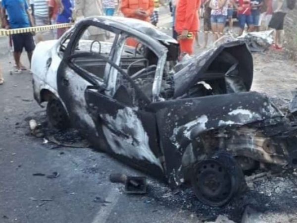 As vítimas retornavam de uma consulta médica em Fortaleza quando o veículo pegou fogo, após bater de frente com um caminhão — Foto: Reprodução