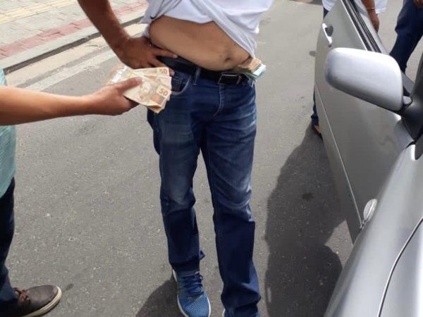 Dinheiro foi encontrado nas calças das pessoas que foram conduzidas à polícia — Foto: Reprodução