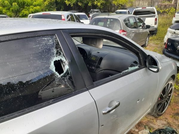 De acordo com a Polícia Militar, os policiais perseguiram o carro do suspeito, que reagiu à abordagem. — Foto: Kleber Teixeira/Inter TV Cabugi