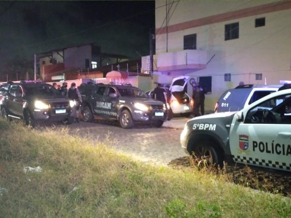 Perseguição na Zona Sul de Natal acabou com um suspeito ferido. Outros três fugiram do cerco. — Foto: Sérgio Henrique Santos/Inter TV Cabugi
