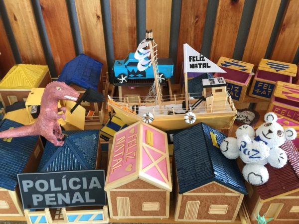 Brinquedos foram fabricados por presos usando materiais recicláveis e doados. Projeto ocorreu dentro de Alcaçuz. — Foto: Divulgação
