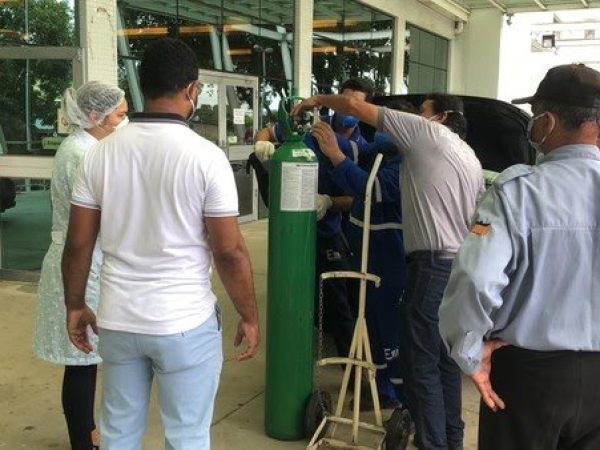 Oxigênio sendo recebido no Hospital Getúlio Vargas em Manaus — Foto: Matheus Castro/G1