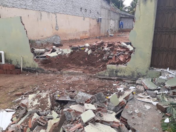 Muro da casa da vítima foi derrubado antes do assassinato registrado em São Gonçalo do Amarante, na Grande Natal. — Foto: Kleber Teixeira/Inter TV Cabugi