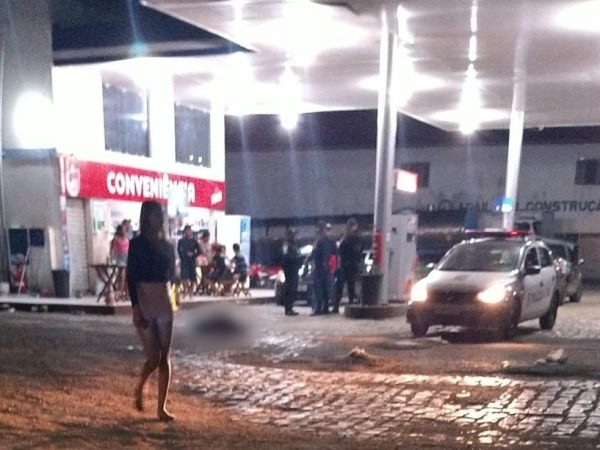 Homem é morto a tiros em posto de combustíveis em Alto do Rodrigues neste domingo (14) — Foto: Focoelho