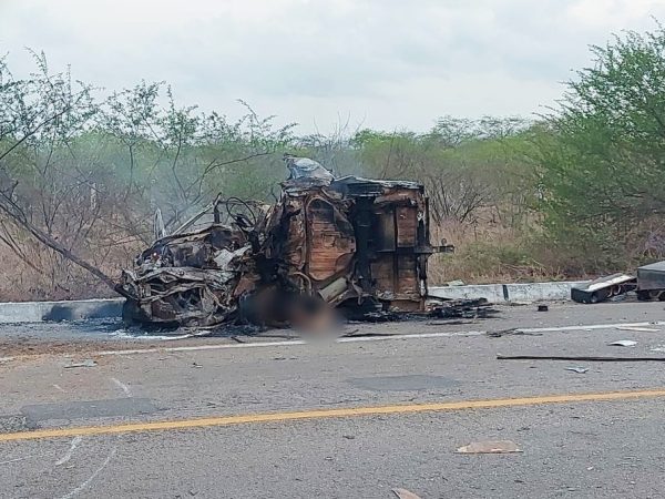 Carro pegou fogo após colisão na BR-304, no RN. Motorista morreu no local. — Foto: Redes sociais