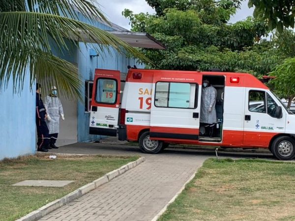 Paciente de 82 anos chegou em ambulância do Samu e aguarda atendimento na Upa desde a meia-noite desta terça-feira (16) — Foto: Anna Alyne Cunha / Intertv Cabugi