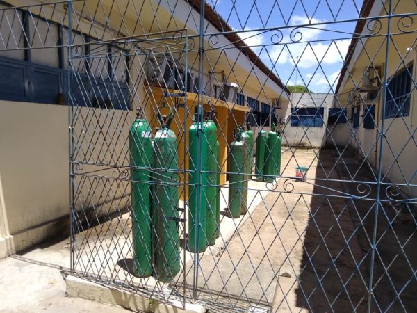 Diretora do hospital municipal de Ceará-Mirim diz que consumo de cilindros de oxigênio triplicou durante pandemia da Covid-19. — Foto: Julianne Barreto/Inter TV Cabugi