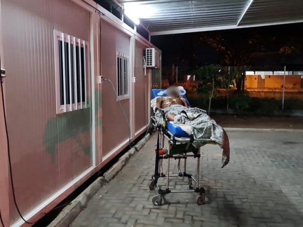 Paciente recebe oxigênio ao lado de fora de UPA superlotada na Zona Sul de Natal. — Foto: Reprodução/Inter TV Cabugi