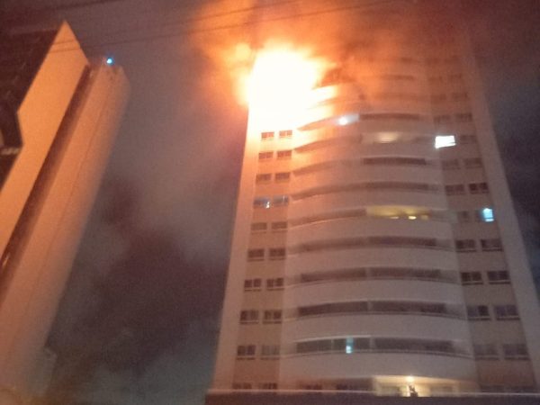 Incêndio destrói apartamento na Zona Leste de Natal. Ninguém ficou ferido. — Foto: Redes sociais