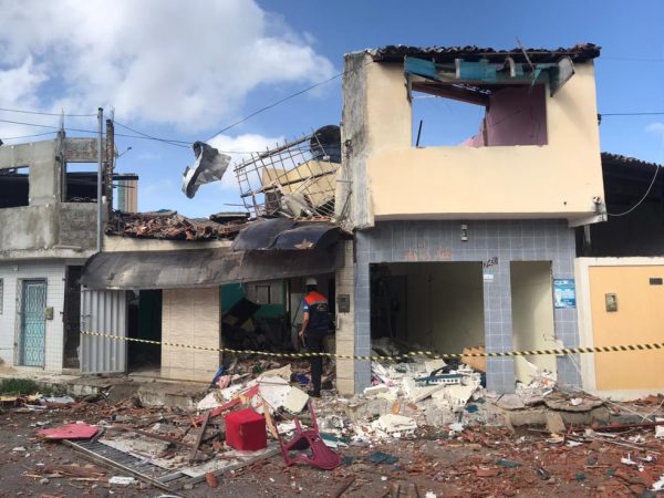 Imóvel atingido por explosão no bairro das Rocas, na Zona Leste de Natal. — Foto: Kleber Teixeira/Inter TV Cabugi