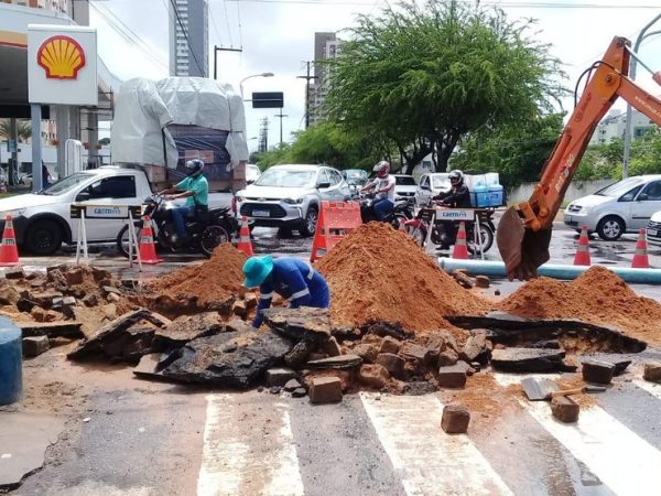 Trecho da Avenida Prudente de Morais foi interditado após rompimento de tubulação da Caern — Foto: STTU/Divulgação