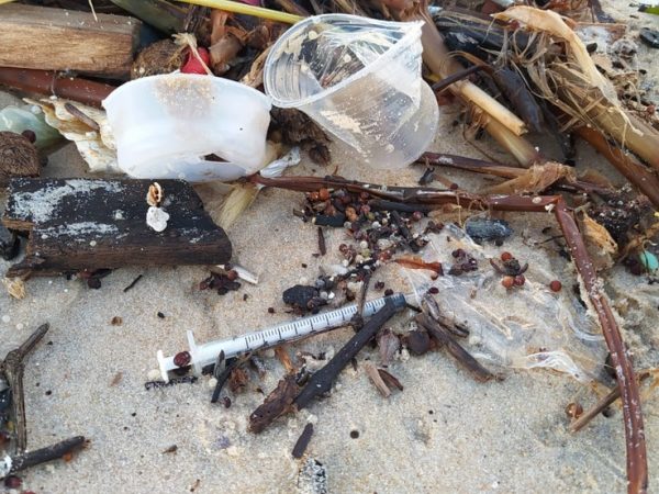 Seringas estavam entre o lixo encontrado em praias do Rio Grande do Norte — Foto: Fernanda Zauli/G1