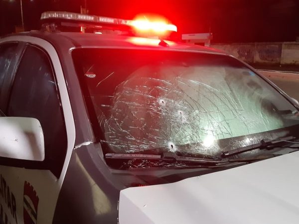 Marcas de tiros em carro do 3º Batalhão da Polícia Militar do RN, após confronto com suspeitos de roubo na Grande Natal. — Foto: Sérgio Henrique Santos/Inter TV Cabugi