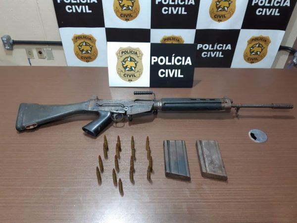 Polícia Civil apreendeu fuzil de fabricação argentina durante prisão de suspeitos de integrarem facção criminosa na Grande Natal. — Foto: Divulgação/PCRN