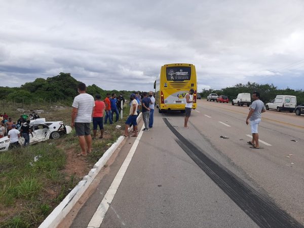 Acidente envolvendo ônibus de turismo e carro de passeio deixa duas pessoas mortas e duas crianças feridas no Litoral Norte potigur — Foto: Redes sociais