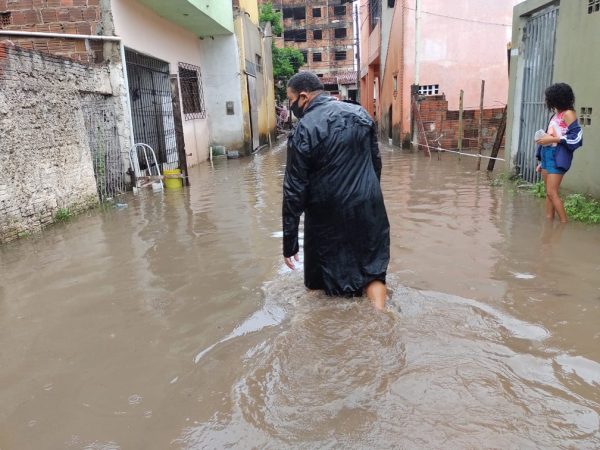 Moradores enfrentam alagamentos em Natal, após fortes chuvas — Foto: Lucas Cortez/Inter TV Cabugi