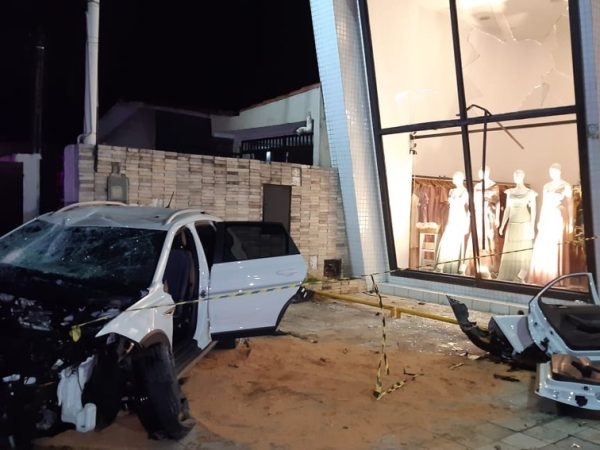 Homem e mulher foram tirados de dentro do veículo pelo Corpo de Bombeiros. — Foto: Sérgio Henrique Santos/Inter TV Cabugi