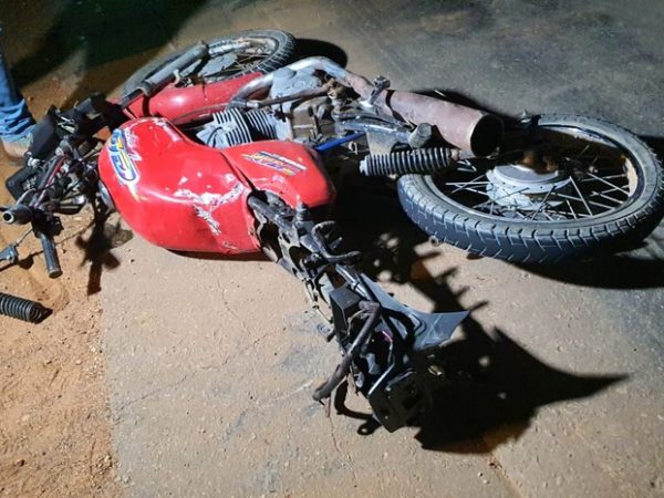 Motocicleta pilotada por adolescente ficou destruída após acidente na RN-15 em Baraúna — Foto: Alcivan Vilar