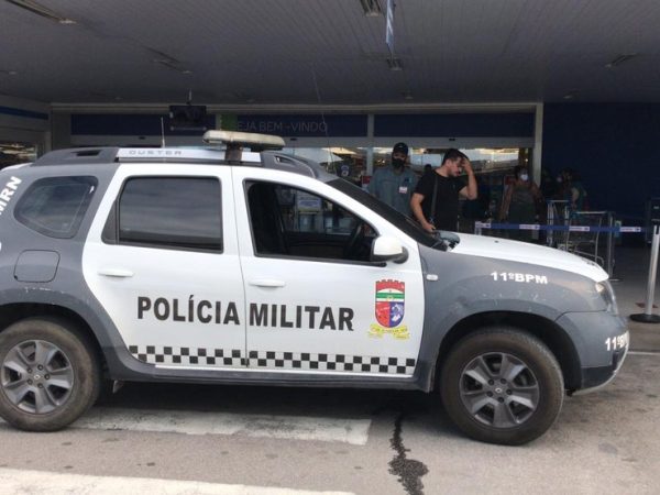 Viatura da Polícia Militar na frente do supermercado assaltado, na Zona Sul de Natal — Foto: Carlos Daniel/Inter TV Cabugi
