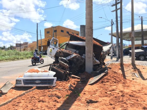 Caminhão atingiu poste após desviar de carro que atravessava avenida, na Grande Natal — Foto: Ayrton Freire/Inter TV Cabugi