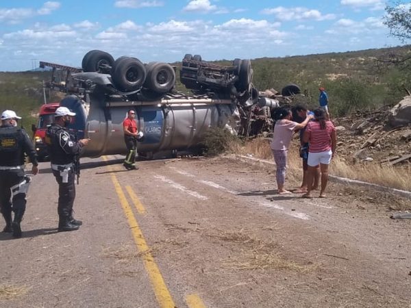 Acidente envolvendo caminhão-pipa e caminhonete na RN-288, na região Seridó — Foto: Redes sociais