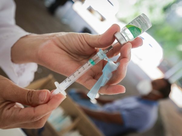 Profissional da saúde prepara dose de vacina contra gripe — Foto: Geovana Albuquerque/Agência Saúde-DF