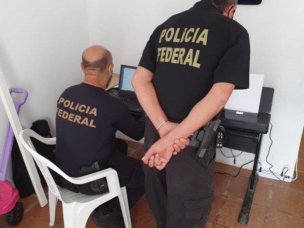 Policiais federais cumpriram quatro mandados de busca e apreensão em Mossoró, Tibau e Grossos, no Oeste potiguar, dentro da Operação Espúrio. — Foto: PF/Divulgação