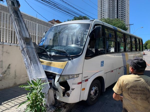 Microônibus foi atingido por tiros e bateu em poste durante perseguição policial em Natal. — Foto: Anna Alyne Cunha/Inter TV Cabugi