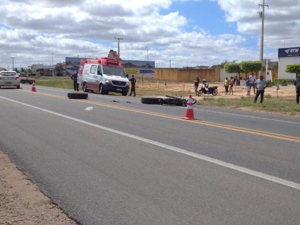 Pneus se soltaram de caminhão e atingiram motociclista na BR-110 no RN — Foto: Hugo Andrade/Inter TV Costa Branca