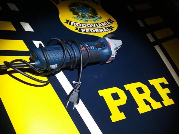 Esmerilhadeira foi encontrada com os presos em um dos veículos; ferramenta costuma ser usada para arrombar caixas eletrônicos — Foto: Divulgação/PRF