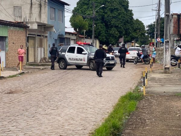 Crime aconteceu por volta das 6h da manhã desta terça-feira (10), no Igapó. — Foto: Kléber Teixeira/Inter TV Cabugi