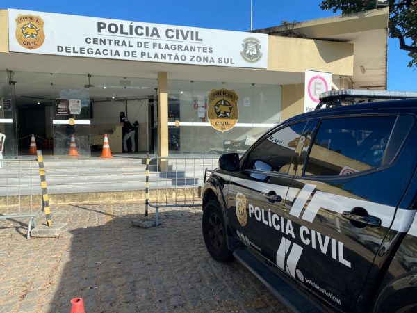 Criminosos assaltaram uma conveniência enquanto estavam com o motorista como refém. — Foto: Kléber Teixeira/Inter TV Cabugi