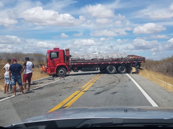Veículos colidiram nas proximidades da Comunidade Malhada da Areia. Uma das carretas ficou atravessada na pista — Foto: Reprodução