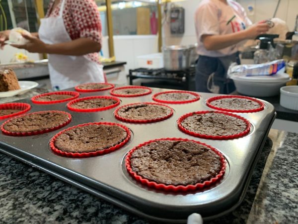 whatsapp-image-2021-10-12-at-20.47.51 Cupcakes saindo do forno em oficina gastronômica — Foto: Paulo Pennafort/Rede Amazônica