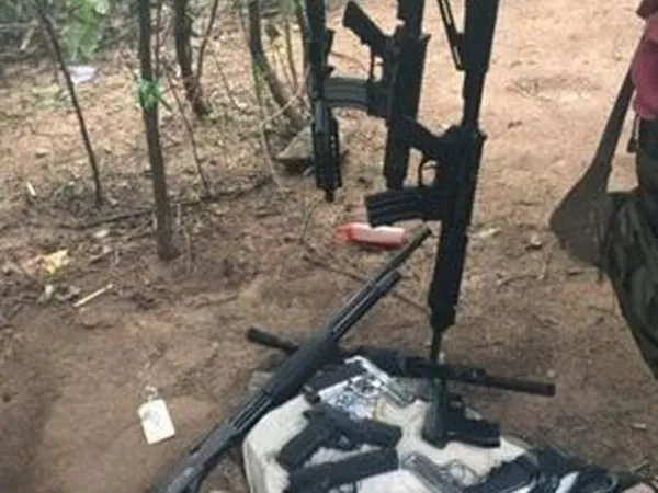 No local onde eles estavam foram apreendidos um veículo de luxo, duas pistolas e munições — Foto: Polícia Civil/Divulgação