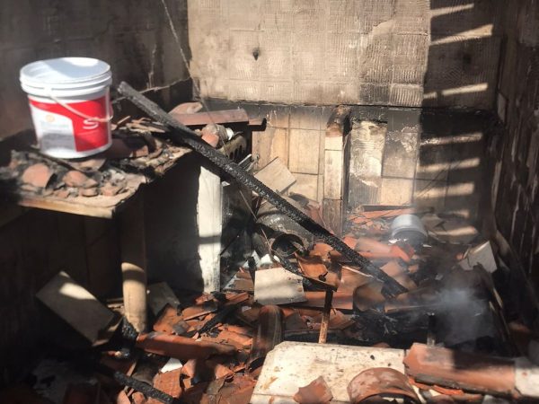 Cozinha da casa ficou destruída após incêndio na manhã desta segunda-feira (15) no RN — Foto: PM/Cedida