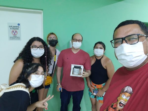 Robson e Keitiane posam com as três filhas e com o diretor do Hospital Giselda Trigueiro, em Natal, André Prudente. — Foto: Divulgação